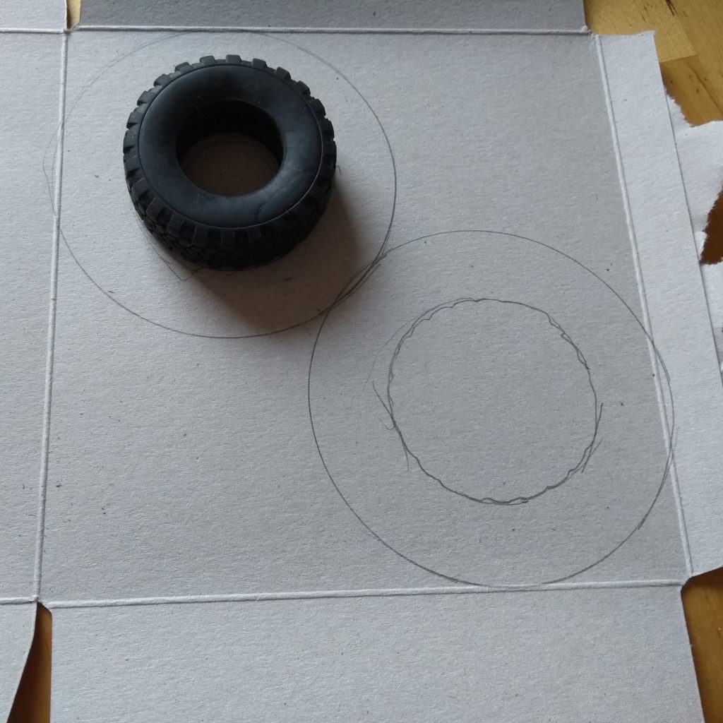 drawing concentric circles to make pom pom