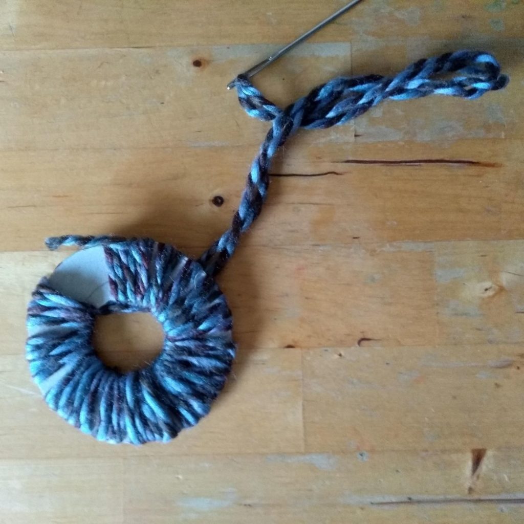 how to start threading yarn to make pom pom